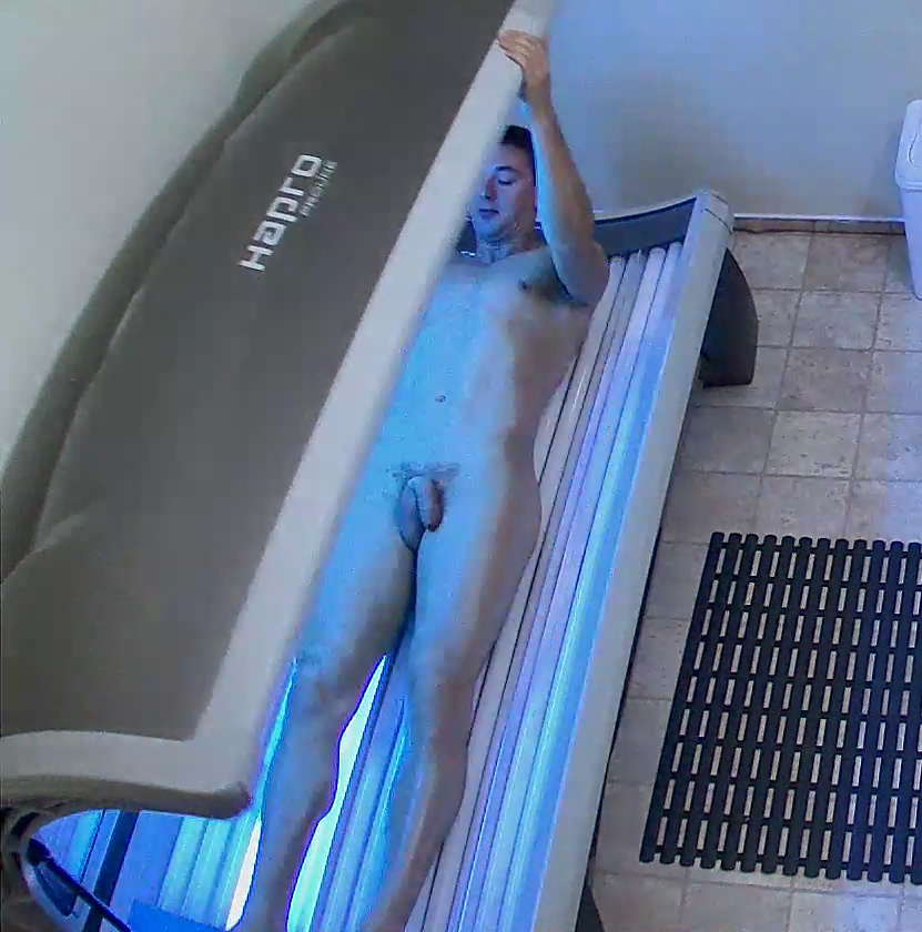 Tanning Beds - Naked hunk in the tanning bed | SpyCamDude