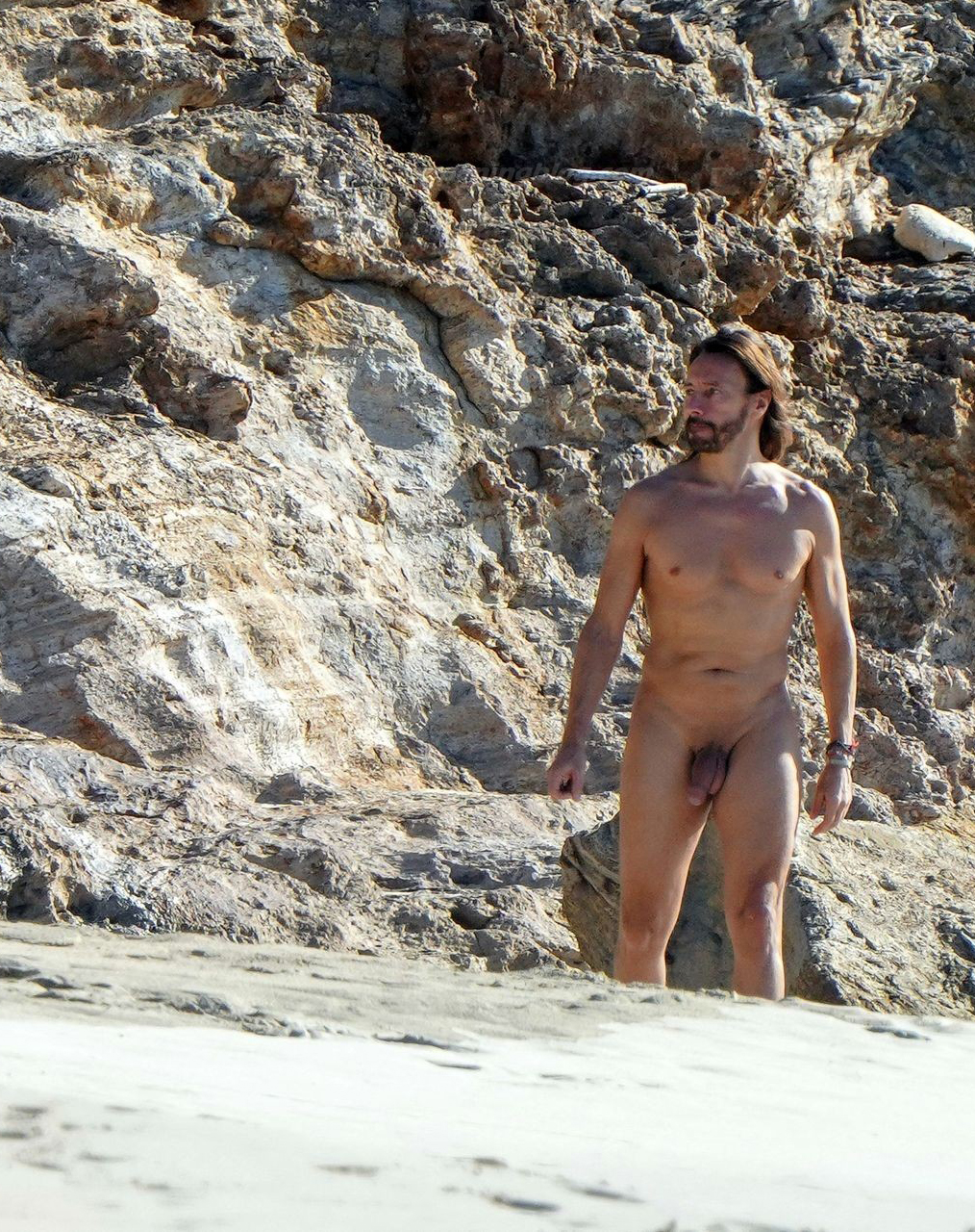 Famous Dj Caught Bare Naked The Beach Spycamdude