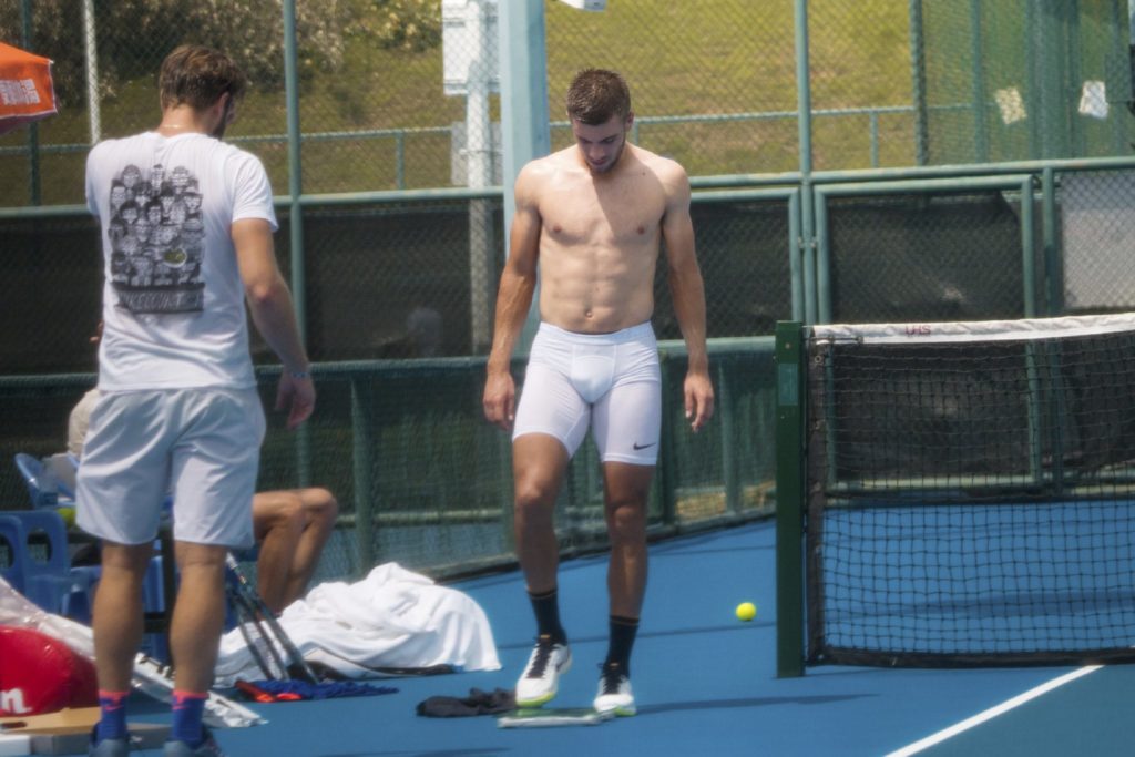 Borna Ćorić bulging in a tennis match